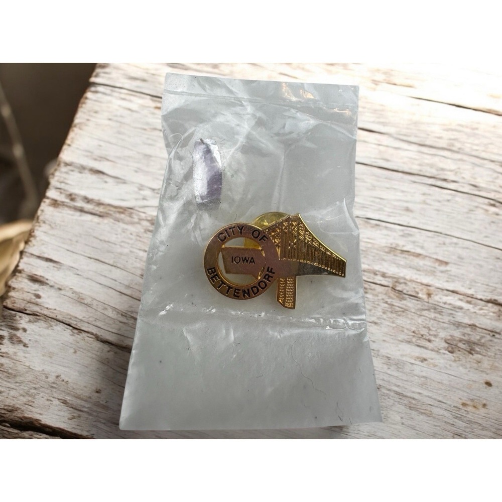 City Of Bettendorf Iowa I-74‎ I74 Bridge Travel Souvenir Lapel Pin (P22)